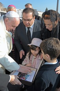 En la salutación estuvo presente la señora Karime Macías Tubilla y sus hijos Javier y Carolina.