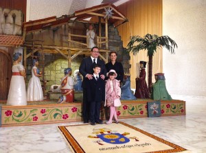 Junto con su familia, en un nacimiento veracruzano artesanal exhibido en la Santa Sede Pontificia.