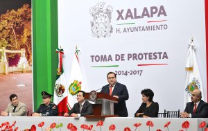 Javier Duarte durante toma de protesta del alcalde de Xalapa, Américo Zúñiga.