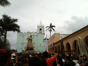 Los tlacotalpeños acompañan a su patrona, La Virgen de La Candelaria en su recorrido por calles del municipio declarado como patrimonio de la humanidad por su estilo arquitectónico colonial
