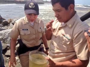 Sector Naval recoge muestras de la sustancia que se entremezcló entre las olas. (Foto Vicky Rasgado)