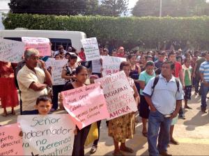 Con troncos de madera y piedras, habitantes de las zonas rurales del sur de Veracruz cerraron la carretera transísmica a la altura de la entrada de Jáltipan.