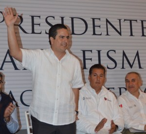 El alcalde Joaquín Caballero Rosiñol dando la bienvenida a Coatzacoalcos a funcionarios estatales, federales y municipales del sur de Veracruz para el arranque de la "Capacitación a Presidentes Municipales del FAIS y FISM" que imparte la SEDESOL Federal en todo el estado.