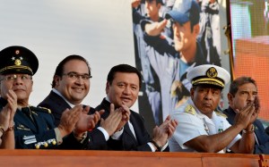 La decisión que Veracruz capacitara a los elementos policiacos de Apatzingán, zona de conflicto, ocurrió cuando el Gobernador Javier Duarte se reunió junto con el secretario de Gobernación, Miguel Ángel Osorio Chong, en la graduación de más de 600 policías bajo Nuevo Modelo Policial estatal.