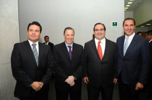 Junto con cónsules y embajadores.
