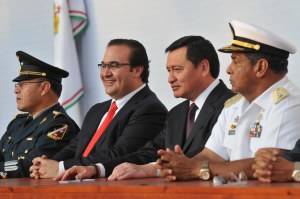 Encabezan Osorio Chong y Javier Duarte  graduación de policías veracruzanos. Terminan su formación 883 nuevos elementos, 245 de la séptima generación y 404 de la octava, al igual que 220 que cumplieron con el Curso de Policía Municipal Acreditable.