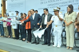 Frente al Palacio Municipal, el mandatario estatal entregó las llaves de las unidades a los policías navales y estatales. 