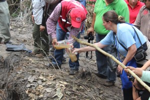 Los geólogos y vulcanólogos de la UNAM se llevaron muestras de agua, lodo y arena.