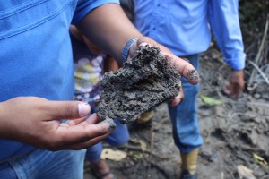  El lodo que salió en los primeros días desde el fondo del cráter se ha convertido en piedra.