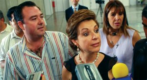 Marta Sahagún, acompañada por su hijo Manuel Bribiesca. (Foto de Contralínea)