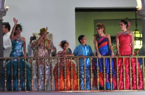 En el evento, al que asistió el secretario de Turismo y Cultura, Harry Grappa Guzmán, participaron comparsas, batucadas y bastoneras, y familias completas abarrotaron la Plaza Cívica para conocer a la Corte Real encabezada por la Reyna Marisol Águila Gómez Marisol I y el Rey, Erasto García Triana Chico Samba.