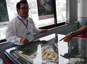 Rubén Hernández, ingeniero de Etileno XXI, en la coordinación de proyectos.