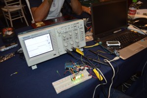 El osciloscopio y la programadora, que mandan los datos a la computadora, registran en el servidor para finalmente enviar los datos a los celulares de los trabajadores en tiempo real.