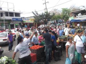 Locatarios del Morelos salieron a vender a las calles, en protesta.