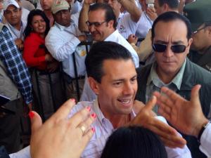 Durante su arribo a Minatitlán, hubo un fuerte dispositivo de seguridad. Sin embargo, no perdió la oportunidad de saludar algunos petroleros.