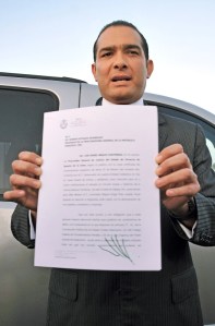 En atención a la instrucción del gobernador Javier Duarte de Ochoa, el procurador General de Justicia, Luis Ángel Bravo Contreras, presentó ante la Procuraduría General de la República (PGR) una denuncia de hechos contra las empresas Ferrosur y Kansas City Southern de México, por su presunta responsabilidad por acción u omisión en ilícitos y violaciones a los derechos humanos contra migrantes.