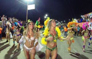 Bellas exuberantes en el segundo paseo del Carnaval Coatza 2014.