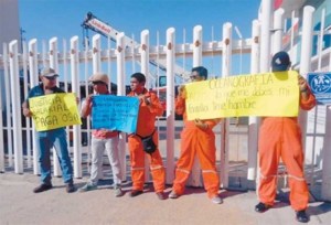 Unos mil trabajadores protestan en Campeche bloqueando el acceso al puerto Laguna Azul; los empleados demandan el pago de sus salarios retenidos la quincena pasada.