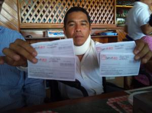 El candidato a Villa Allende muestra vales de gasolina de Servifácil, proveedor del Ayuntamiento, que son entregados a taxistas de Villa Allende a cambio del voto a favor de la hija del regidor. 