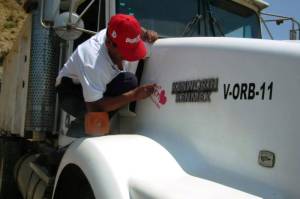 Supuesto personal del Ayuntamiento pretende borrar el logotipo de campaña de Keren Proth, la hija del regidor.