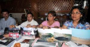 Aún convaleciente. Alejandro Trujillo aseguró que no se retirará de la contienda. Aquí muestra presuntas pruebas fotográficas de saqueo de tierra de dunas a favor de la hija del regidor Noriel Proth.