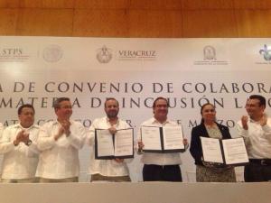 En firma de convenio laboral, el Secretario de Trabajo y Previsión Social reconoce la administración del gobernador Javier Duarte que tiene clara visión de futuro y de lo que el estado de Veracruz representa para el país
