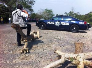 Esta mañana se registra bloqueo de maestros en la carretera Coatzacoalcos-Villahermosa km 38, tenga cuidado. Tráfico paralizado. (Foto José Alor)
