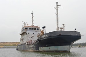 Es de doble casco: se abre para recolectar todo el hidrocarburo derramado en alta mar.