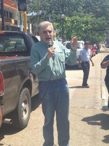 El monero El Fisgón, caricaturista de la Jornada, Rafael Barajas, en Coatzacoalcos durante la protesta