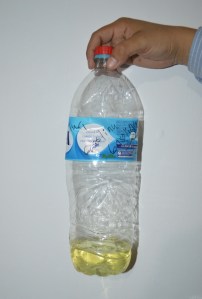 Esta es una muestra de la presunta adulteración de la gasolina que despacha Servifácil en Villa Allende El color de la gasolina Magna que despacha Servifácil es amarillento cuando supuestamente debería ser color rojo, según una muestra recaudada por el taxista Erick Giovanni que la utilizó como prueba ante Profeco. De acuerdo a la normatividad de Pemex, la gasolina magna debe estar colorizada con un tinte rojo, usando como pigmento el químico anilina a una concentración de 2 miligramos por litro, con el objeto de diferenciarla plenamente de la gasolina Pemex Premium, que es amarillo verde limón.