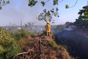 Protección Civil y Bomberos de Cosoleacaque implementa operativo para sofocar los incendios cercanos a los asentamientos humanos.