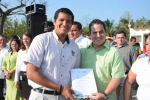 Entregó reconocimientos a alumnos del ITESCO que destacaron en competencias internacionales.