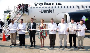 El vuelo inaugural de la ruta Monterrey-Veracruz-Monterrey fue recibido por autoridades estatales encabezadas por la presidenta del Sistema Estatal para el Desarrollo Integral de la Familia (DIF), Karime Macías Tubilla, y el Secretario de Turismo y Cultura, Harry Grappa Guzmán.