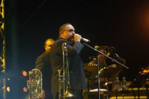 El salsero Willie Colón se mostró alegre toda la noche, encendiendo con su ritmo a los miles de asistentes,