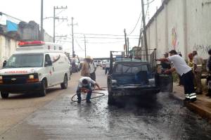 Tuvieron que apagar las llamas los elementos de Protección Civil. (José Alfredo Estrella, fotos)