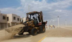 Las dunas costeras invadieron el malecón; Obras Públicas intenta despejar el paso para automovilistas.