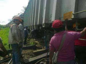 Durante un descarrilamiento en Tabasco, ocasionado por alteración de rieles.