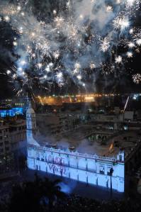 Los fuegos artificiales iluminaron anoche el cielo, el mar se tiñó de multicolor y fiesta.