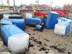 La fuerza del viento causó daños a los baños ecológicos; quedaron destrozados.