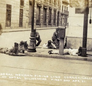 Marinos enfrentas a tropas mexicanas por donde está ahora el Hotel Diligencias del puerto de Veracruz.