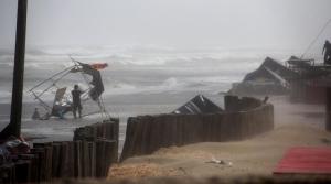 Los expendios asentados en la zona federal marítimo terrestre, en la playa, con daños al igual que el malecón. (Foto Gladys Collado)