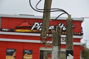 Los postes de energía eléctrica fracturados ante la inclemencia del violento norte (Foto Josy Muñoz).