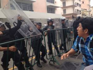 Los maestros intentaron atravesar las vallas de seguridad, fueron repelidos por policías.