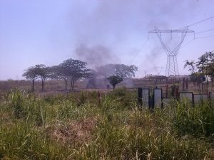 La gente inconsciente sigue quemando basura y llantas, a pesar de incendios latentes aunado a las altas temperaturas.