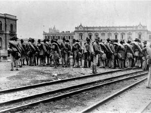La bandera Norteamericana se hizo en la plaza en el edificio de Ferrocarriles