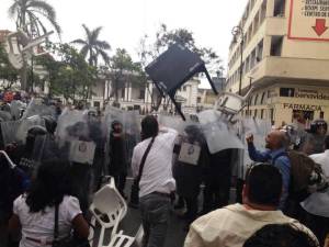 Los docentes manifestantes agredieron a granaderos cuando intentaron cercarlos.
