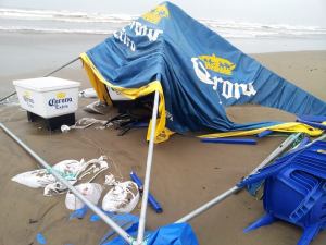 Latas de cerveza fueron reclamadas por las marejadas; quedaron esparcidas junto con las carpas.