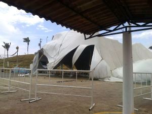 Las rachas violentas de viento desprendieron el techo de la pista de hielo. Se cancela hoy la Expoferia y sus eventos musicales.