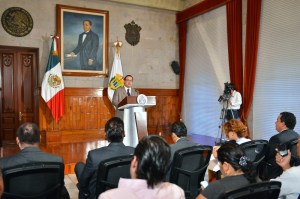 El Gobernador Javier Duarte, en su tradicional ya conferencia de los lunes.