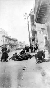  4.-Militares en la av. Zaragoza, al fondo se alcanza a ver la silueta del monumento a Juárez. Posiblemente, fue tomada en día 22 de abril.